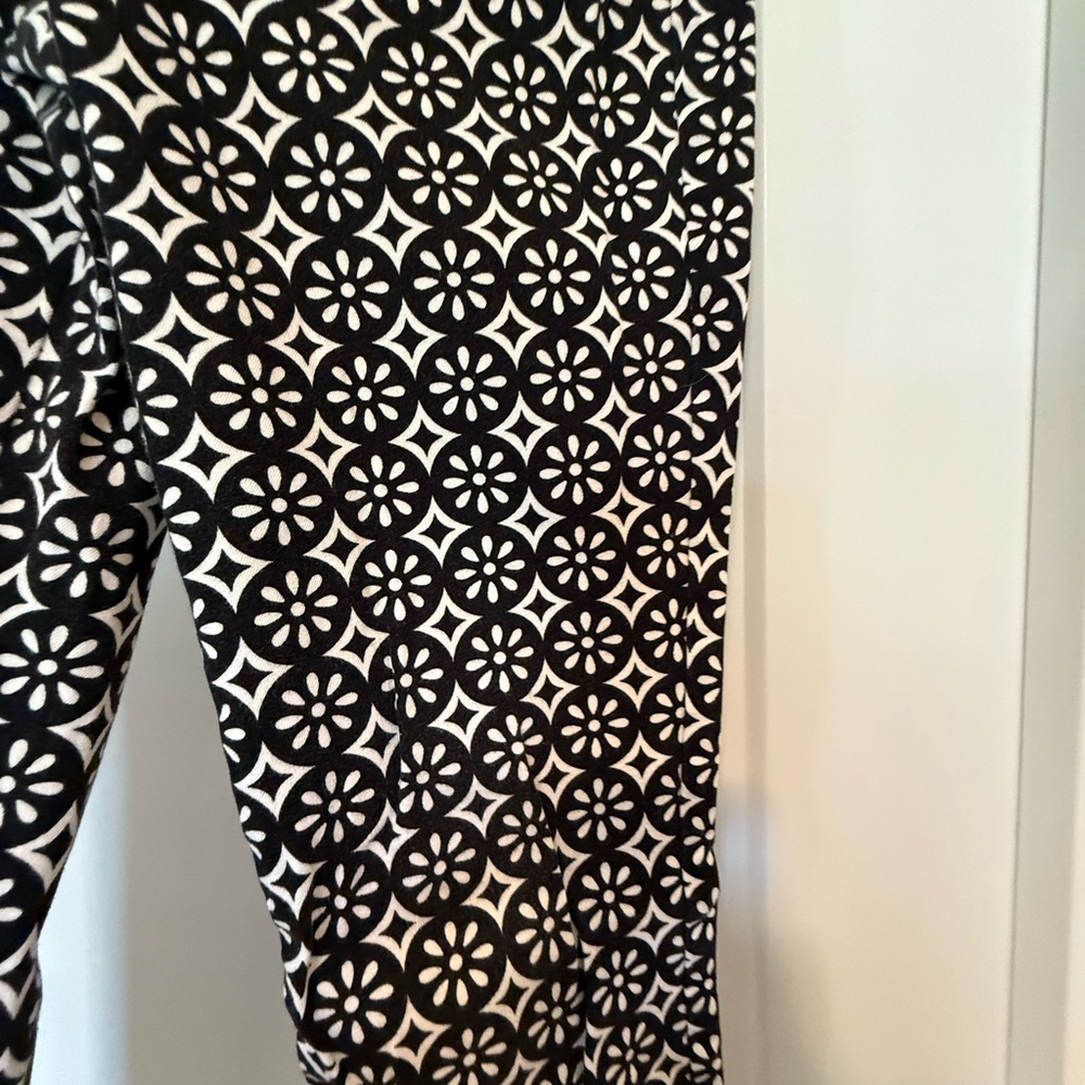 Old Navy Black and White Patterned Ankle Pants